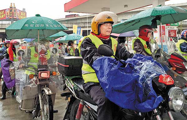 A procession of bikers hits the road on Sunday in Foshan, Guangdong province, to travel home in time for Spring Festival. [Photo / China Daily]