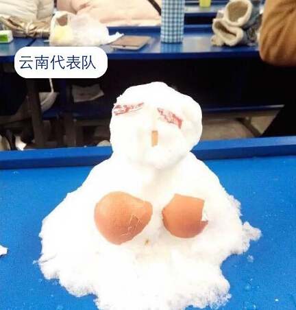 云南网友堆出的小雪人 [Weibo.com]