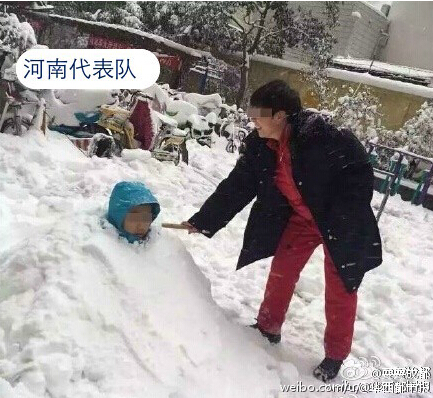 河南网友堆出的雪人 [Weibo.com]