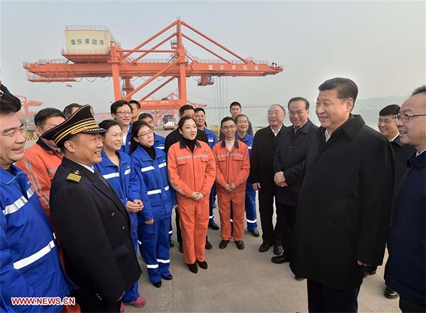 Chinese President Xi Jinping talks with workers during his visit to Guoyuan Port in Southwest China's Chongqing municipality, Jan 4, 2016. Xi made an inspection tour in Chongqing from Jan 4 to 6.[Photo/Xinhua] 