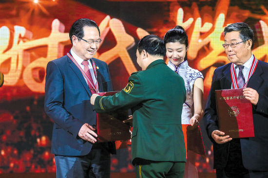 Xu Kecheng is awarded by Publicity Department on May 27, 2014.[Photo/Yangcheng Evening News]