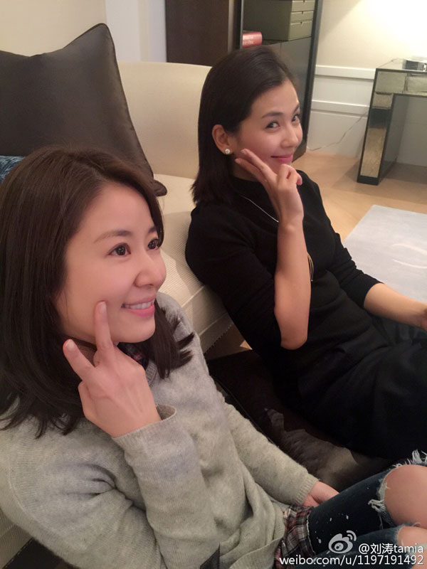 1月27日，刘涛在微博晒出与林心如的素颜合照，来庆祝林心如的生日。网友纷纷表示：“两位女神画面太美了。”[Weibo.com]