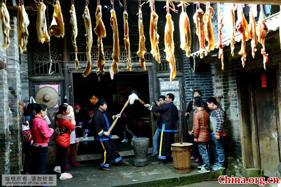 广西贺州市八步区南乡镇，壮族同胞做糍粑迎接即将到来的春节。“舂粑糍”习俗在该乡已有数百年的历史，一般在除夕前几天进行。壮语的“粑糍”即为糍粑，也叫白糍、水浸糍，主要以上等糯米为原料，经过淘洗、浸透、蒸熟、舂打、揉捻、成型等多道工序，是当地壮胞每年必做的过年食品。[中国网图片库 黄旭胡 摄]