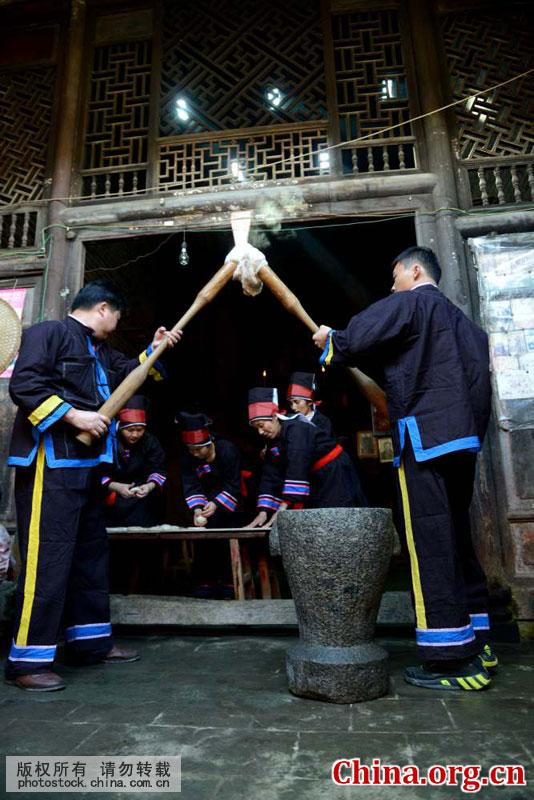 广西贺州市八步区南乡镇，壮族同胞用木杵舂打糯米，制作糍粑。多年来，白糍粑就是南乡壮族节日和喜庆中不可缺少的一种食品。每年除夕前数日，壮乡家家户户就开始张罗做白糍粑了。[中国网图片库 黄旭胡 摄]