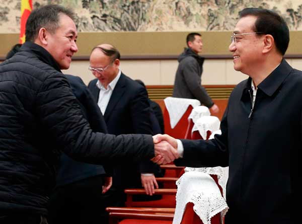 Premier Li Keqiang shakes hands with Li Youbin (left), a Chinese actor who has performed leading roles in many popular TV series in China. [Photo/China Daily]
