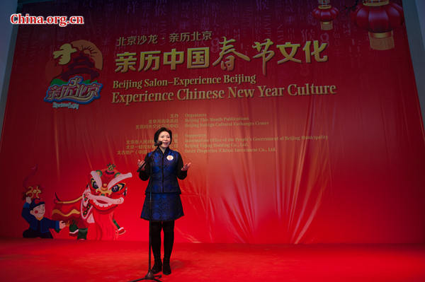 Wang Hui, director of Beijing Municipal Government's Information Office, expresses her hospitality to foreign friends at the 'Beijing Salon – Experience Beijing' on Wednesday. [Photo by Chen Boyuan / China.org.cn] 