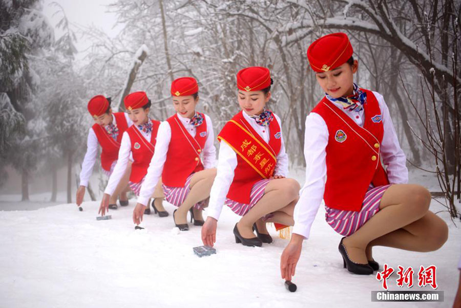 日前，成都某航空专修学院空乘专业的准空姐、准空哥们在雪地里开展劈叉、匍匐、前扑等科目的野外拉练训练，准空姐和空哥们冻得直打哆嗦，“美丽动人”。此次开展雪地训练主要是锤炼同学们的反恐技能和航空服务礼仪，砥砺顽强意志和抗压能力，以适应未来在民航工作岗位上的各种困难。[中国新闻网]