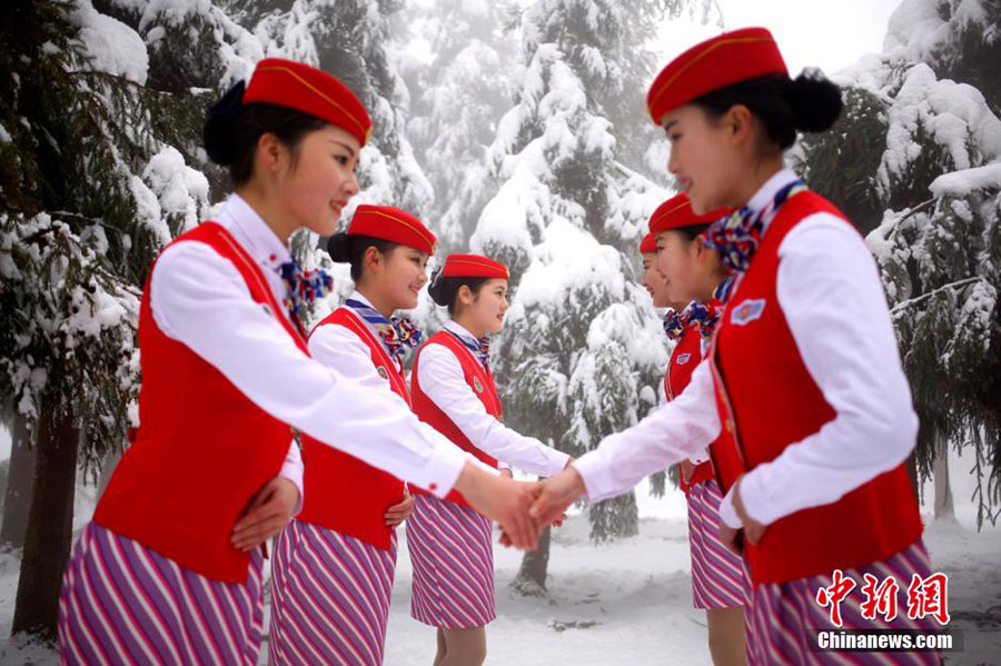 日前，成都某航空专修学院空乘专业的准空姐、准空哥们在雪地里开展劈叉、匍匐、前扑等科目的野外拉练训练，准空姐和空哥们冻得直打哆嗦，“美丽动人”。此次开展雪地训练主要是锤炼同学们的反恐技能和航空服务礼仪，砥砺顽强意志和抗压能力，以适应未来在民航工作岗位上的各种困难。图为准空姐们雪地进行航空服务礼仪训练。[中国新闻网]