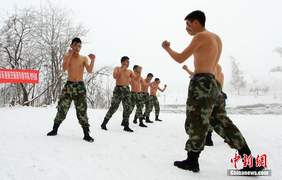 日前，成都某航空专修学院空乘专业的准空姐、准空哥们在雪地里开展劈叉、匍匐、前扑等科目的野外拉练训练，准空姐和空哥们冻得直打哆嗦，“美丽动人”。此次开展雪地训练主要是锤炼同学们的反恐技能和航空服务礼仪，砥砺顽强意志和抗压能力，以适应未来在民航工作岗位上的各种困难。图为准空保雪地展开耐寒搏斗训练。[中国新闻网]