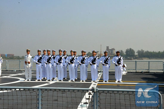 Photo taken on Jan. 27, 2016 shows the crews of the guided-missile frigate Liuzhou of Chinese naval ships at Bangladesh's southeastern seaport city Chittagong. [Photo/Xinhua]