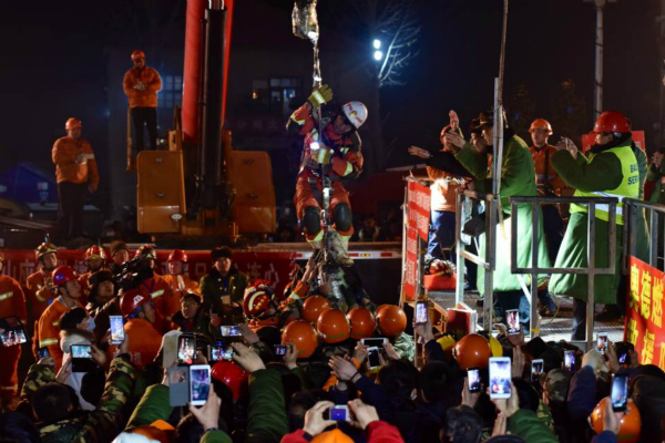 One of the four miners is lifted out of the collapsed gypsum mine after being trapped for 36 days. [Photo by Yu Peng for China Daily]