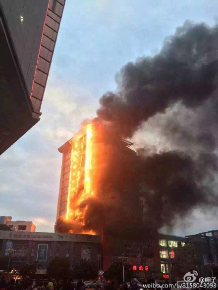 The photo posted on Sina Weibo shows a high-rise building on fire in Xichang City, southwest China's Sichuan Province on January 31, 2016. [Photo: weibo] 