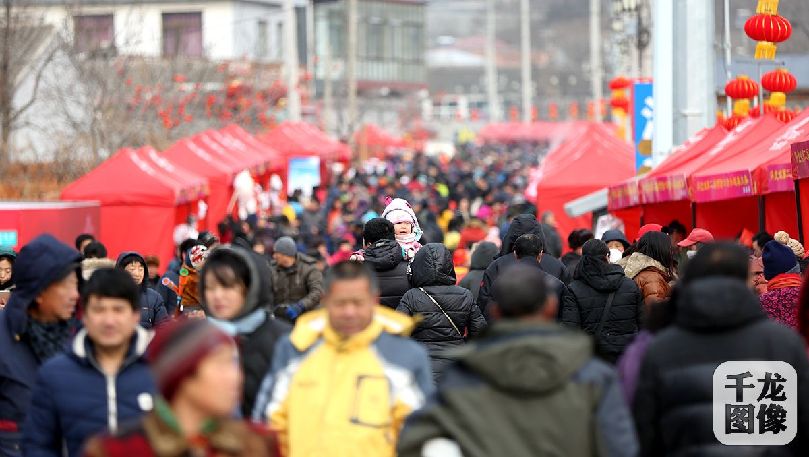 1月30日，第二届河防口古关迎春大集开幕。图为河防口大集现场。千龙网记者 王悦摄 (2)