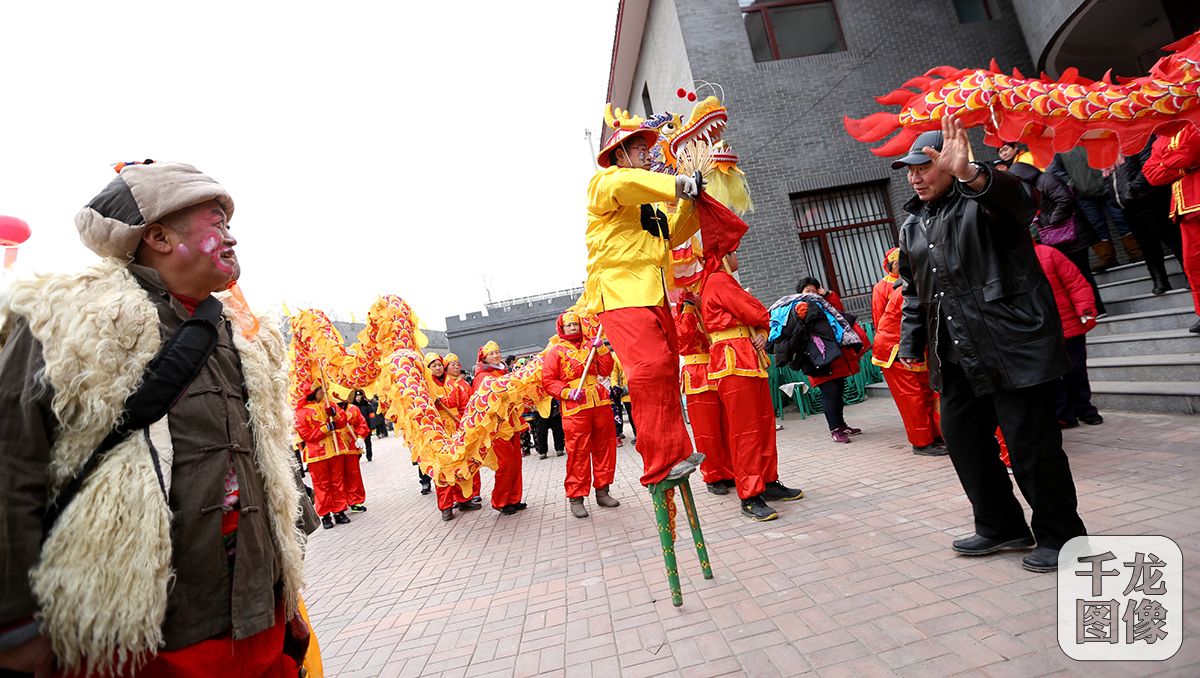 1月30日，第二届河防口古关迎春大集开幕。图为开幕现场舞龙表演。千龙网记者 王悦摄