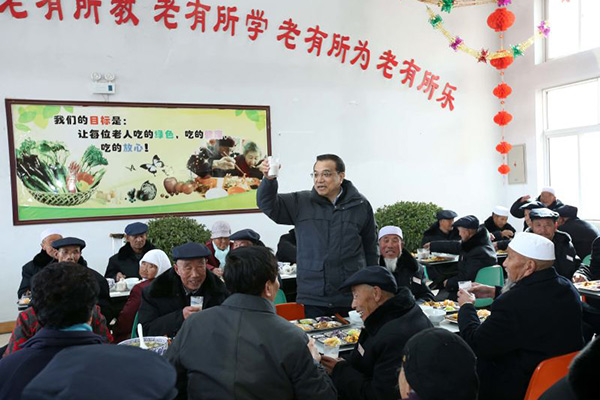 Premier Li makes a toast to good health, happiness and longevity while having lunch with the senior citizens. [Photo/English.gov.cn] 