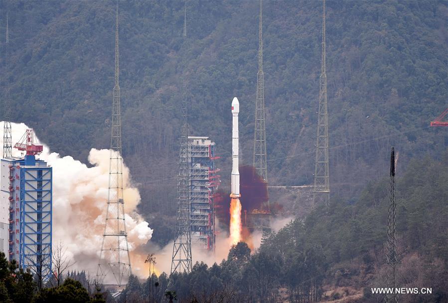 A Long March-3C carrier rocket carrying the 21st satellite for the BeiDou Navigation Satellite System lifts off from Xichang Satellite Launch Center,southwest China's Sichuan Province, Feb. 1, 2016.[Photo/Xinhua]