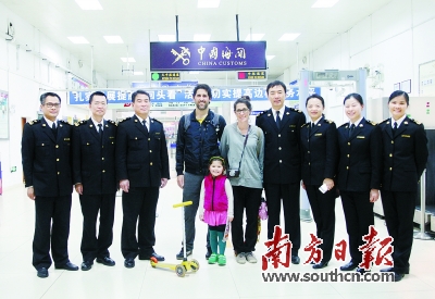 The last three tourists, who came from Spain, pose with port staff for pictures to mark the shutdown of Wanzai Port.