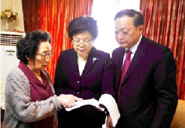 Nobel Prize Laureate Tu Youyou (Left) poses for a photo with two health officials who visit her on Monday, Feb. 1, 2016. [Photo: 163.com]