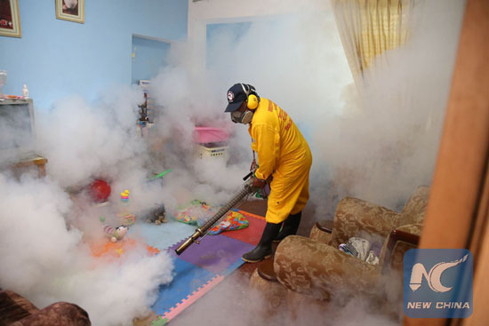 An employee conducts fumigation to prevent the Zika virus, in the Carabayllo District, in the Lima Province, Peru, on Jan. 29, 2016. [Photo/Xinhua] 