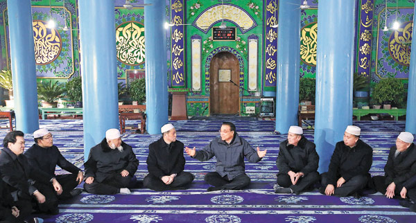 Premier Li Keqiang chats with a group of ethnic Hui people on Tuesday at the Najiahu Mosque in Yongning county, Ningxia Hui autonomous region. Pang Xinglei / Xinhua 