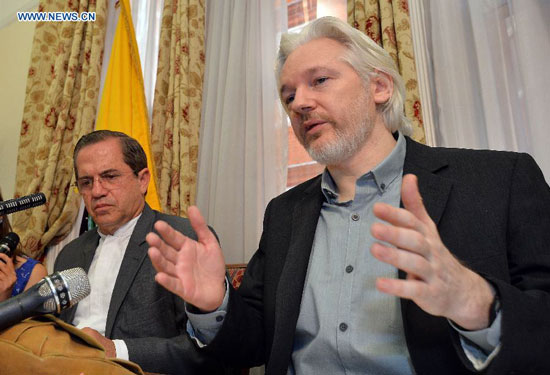 WikiLeaks founder Julian Assange (R) and Ecuadorian Foreign Minister Ricardo Patino attend a press conference at the Ecuadorian Embassy in London, Britain, Aug. 18, 2014. [Photo/Xinhua]