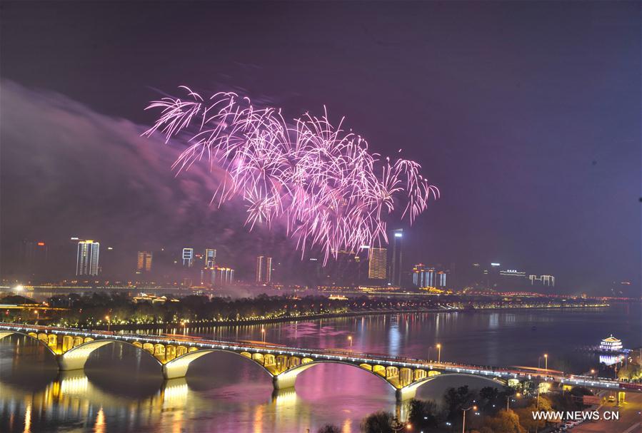 Fireworks paint the sky over the Juzizhou Bridge in Changsha, capital of central China's Hunan Province, Feb. 7, 2016. A musical firework show was held in Changsha on Sunday night marking the Chinese Lunar New Year. [Photo/Xinhua]