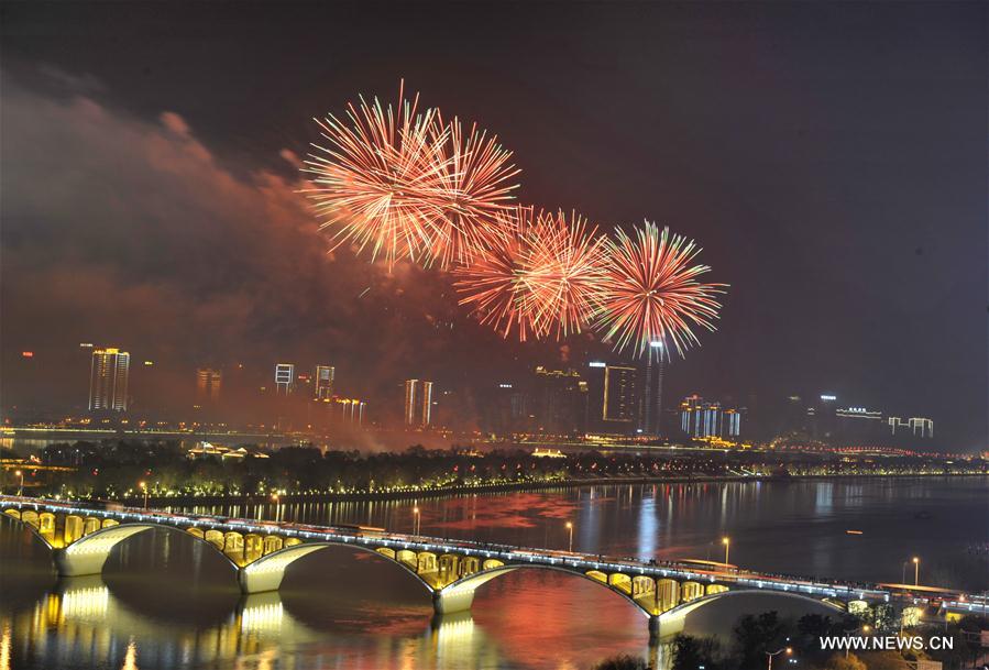  Fireworks paint the sky over the Juzizhou Bridge in Changsha, capital of central China's Hunan Province, Feb. 7, 2016. A musical firework show was held in Changsha on Sunday night marking the Chinese Lunar New Year. [Photo/Xinhua]