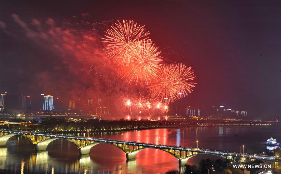 Fireworks paint the sky over the Juzizhou Bridge in Changsha, capital of central China's Hunan Province, Feb. 7, 2016. A musical firework show was held in Changsha on Sunday night marking the Chinese Lunar New Year. [Photo/Xinhua]