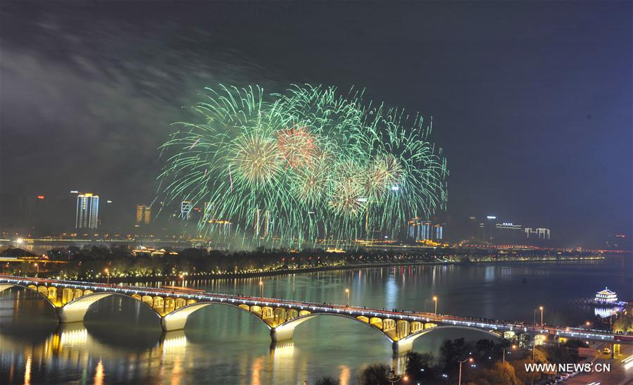 Fireworks paint the sky over the Juzizhou Bridge in Changsha, capital of central China's Hunan Province, Feb. 7, 2016. A musical firework show was held in Changsha on Sunday night marking the Chinese Lunar New Year. [Photo/Xinhua]