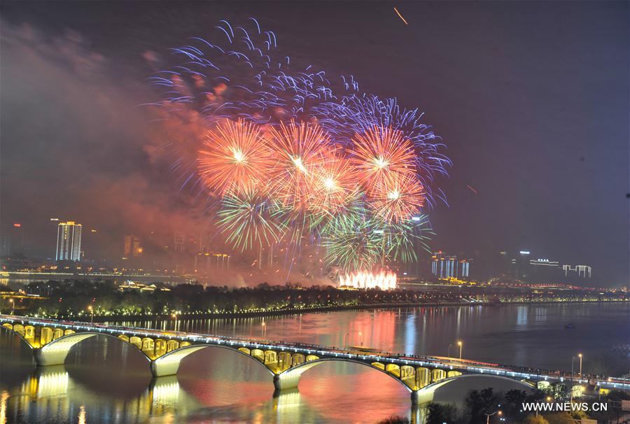 Fireworks paint the sky over the Juzizhou Bridge in Changsha, capital of central China's Hunan Province, Feb. 7, 2016. A musical firework show was held in Changsha on Sunday night marking the Chinese Lunar New Year. [Photo/Xinhua]