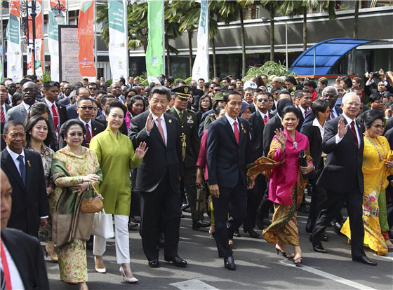 Chinese President Xi Jinping, his wife Peng Liyuan, Indonesian Joko Widodo and his wife Iriana take part in a highly symbolic stroll with other Asian and African leaders to commemorate the historic 1955 Bandung Conference in Bandung, Indonesia, April 24, 2015. [Photo/Xinhua]
