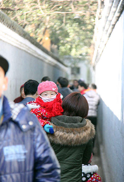 Visitors flock to Liuchi Lane in Tongcheng city, Anhui province, to admire the historic site. Photos by Zhu Lixin / China Daily