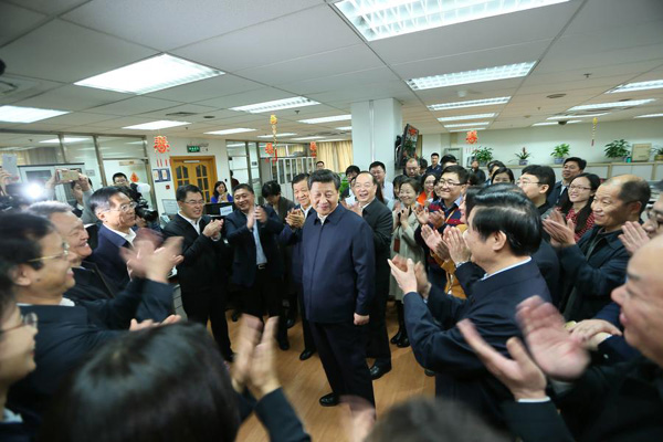 President Xi Jinping meets with the editors and other staff in the newsroom at the headquarters of People&apos;s Daily newspaper. [Photo/Xinhua] 