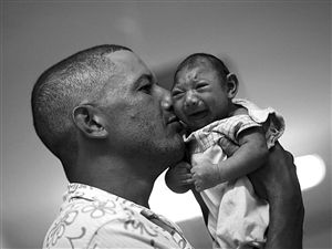 A photo shows a Brazilian father kissing his child who is plagued by zika virus. [Photo: Xinhua] 