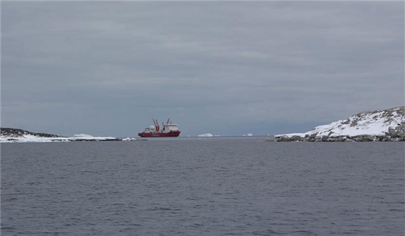 Chinese Icebreaker arrives at Casey Station