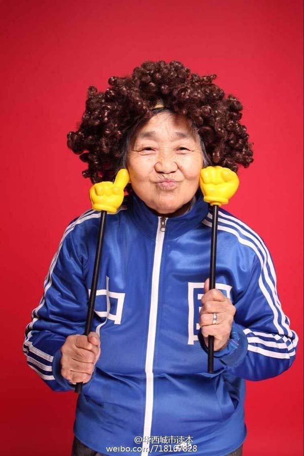 The file photos shows the grandmother in a curly wig, and acting like a kid again. [Photo: weibo.com]