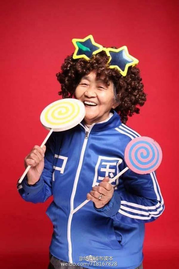 The file photos shows the grandmother in a curly wig, and acting like a kid again. [Photo: weibo.com]