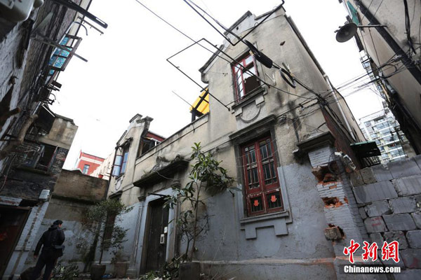 A passerby in front of the former 'comfort station' in Hongkou district, Shanghai, Feb 23, 2016. [Photo/Chinanews.com]