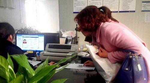 Victim of a student ID theft, Wang Nana is now seeking help from the educational authorities to get the imposter's illegally gained college diploma annulled. The imposter used Wang's ID to get a place at college. [Photo: china.com.cn] 