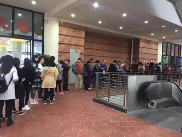 Students formed a long queue outside the cafeteria before 11am on Monday, Feb. 22, 2016. [Photo:www.ce.cn]