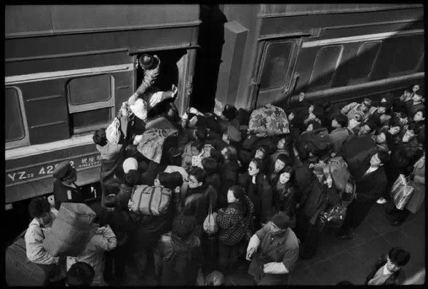 Passengers were funneling into packed carriages in 1994 at Harbin train station. [Photo/Xinhua] 