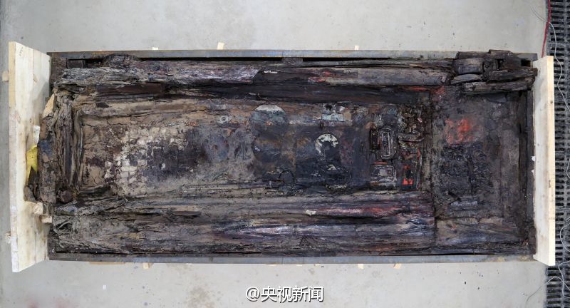 A jade seal found in the interior coffin of a 2,000-year-old tomb in east China's Jiangxi Province has helped identify its master as the Marquis of Haihun, who had a short-lived reign of 27 days as an emperor of Western Han Dynasty. [CCTV]