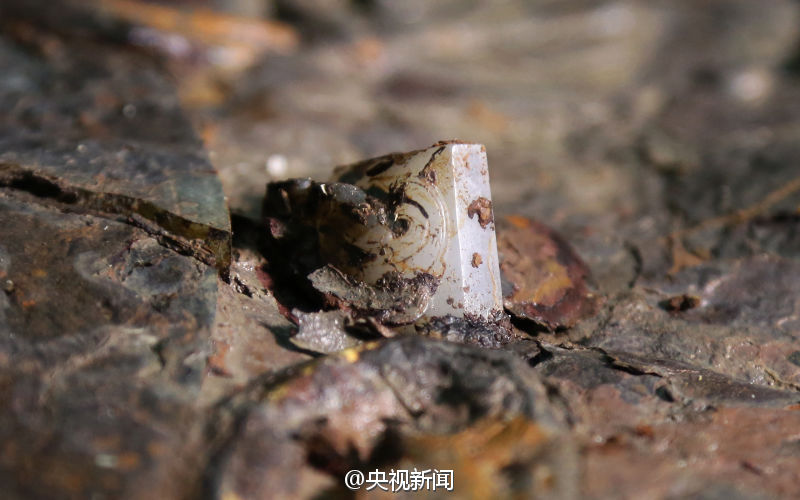 A jade seal found in the interior coffin of a 2,000-year-old tomb in east China's Jiangxi Province has helped identify its master as the Marquis of Haihun, who had a short-lived reign of 27 days as an emperor of Western Han Dynasty. [CCTV]
