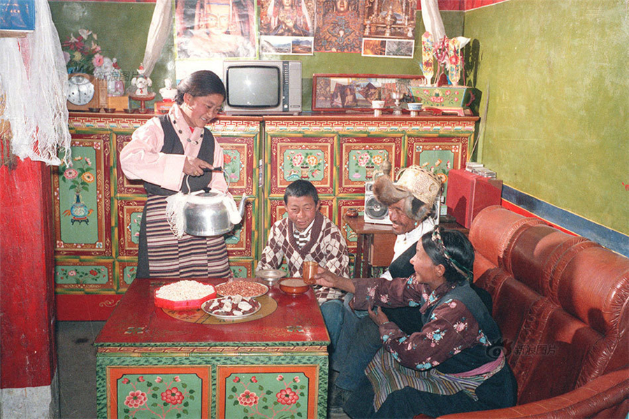 A Tibetan family in Lhasa city in 1987 has a color TV, a radio, sofa, and well-decorated furniture. [Photo/Xinhua]