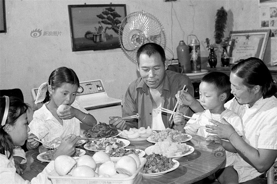 A farmer in Central China's Henan province has a washing machine, in 1984. [Photo/Xinhua]