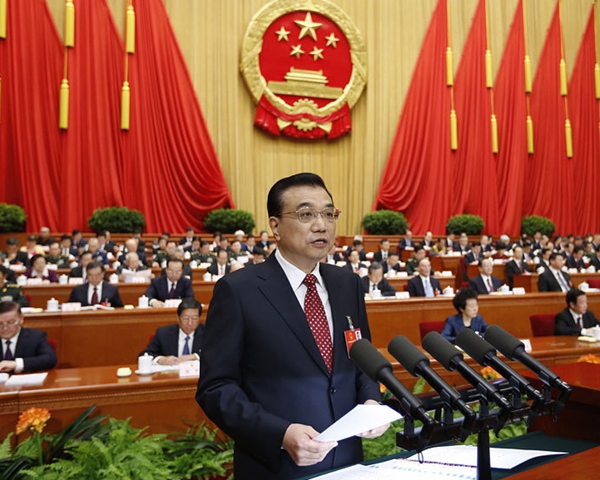 Premier Li Keqiang delivers a government work report at the opening meeting. [Xinhua]