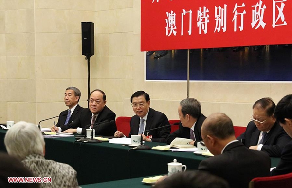  Zhang Dejiang (3rd L, back), chairman of the Standing Committee of China's National People's Congress (NPC), joins a group deliberation of deputies from Macao to the annual session of the NPC in Beijing, capital of China, March 6, 2016. (Xinhua/Liu Weibing)