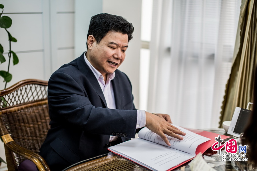 Sun Jianbo,the secretary of the party committee of the Yuan Shan Group in Zibo,Shandong Province,deputy to the National People's Congress.[chinagate.cn by Zheng Liang]