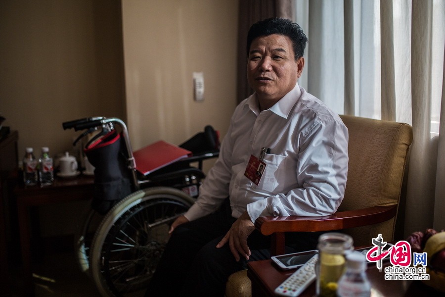 Sun Jianbo,the secretary of the party committee of the Yuan Shan Group in Zibo,Shandong Province,deputy to the National People's Congress.[chinagate.cn by Zheng Liang] 