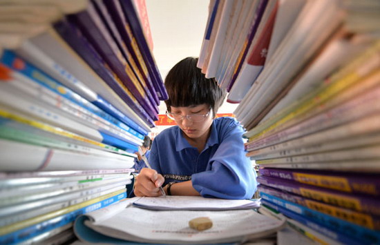 A student studies at a middle school in Handan, Hebei province, May 12, 2014. China's annual national college entrance exam, also known as gaokao, will be held in early June.[Photo by Hao Qunying/Asianews]